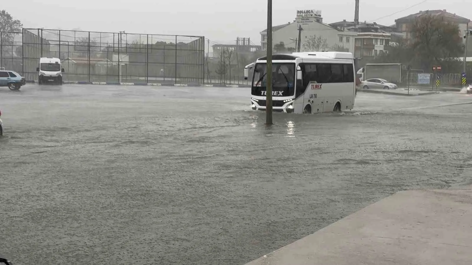 Arnavutköy’de dere taştı, yollar su altında kaldı
