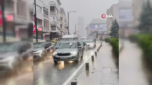 Beşiktaş’ta alt geçidi su bastı, yol trafiğe kapatıldı