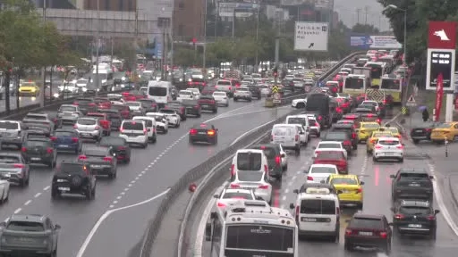 İstanbul’da yağmur trafiği kilitledi: Yoğunluk yüzde 89’a ulaştı