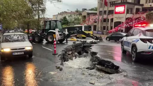 Eyüpsultan’da yol çöktü, trafik kilitlendi