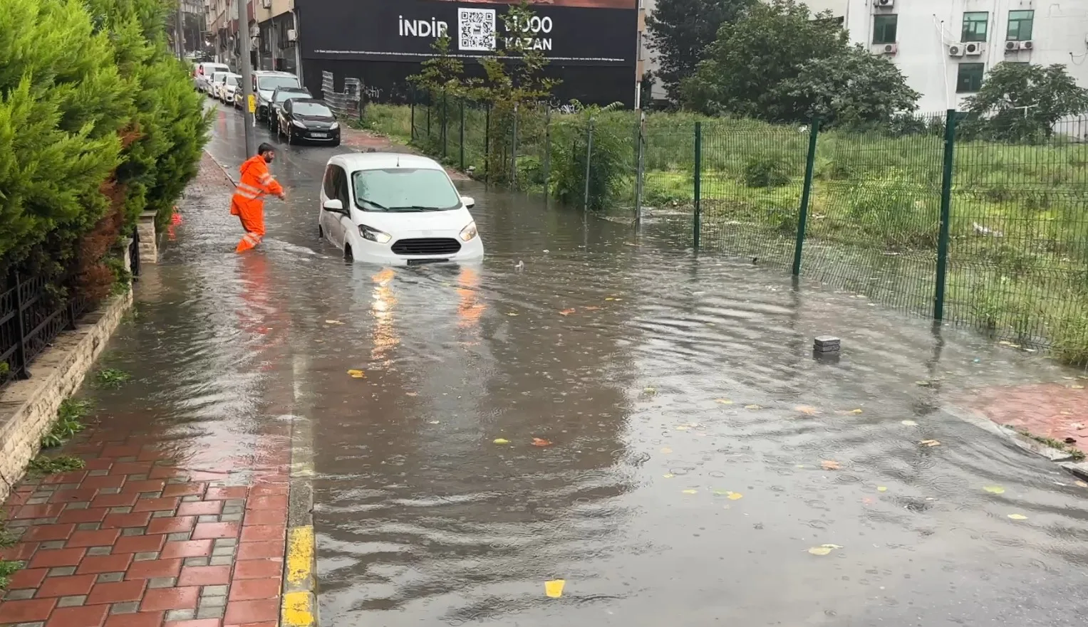 Şişli’de sağanak sonrası caddeyi su bastı: Sürücü mahsur kaldı