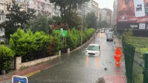 Şişli’de sağanak sonrası caddeyi su bastı: Sürücü mahsur kaldı