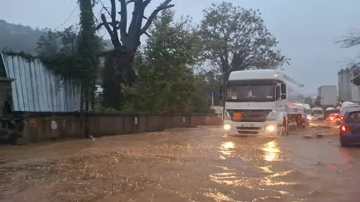 Beykoz’da şiddetli yağış nedeniyle yollar parçalandı: Çamurlu suya batan araçlar güçlükle ilerledi
