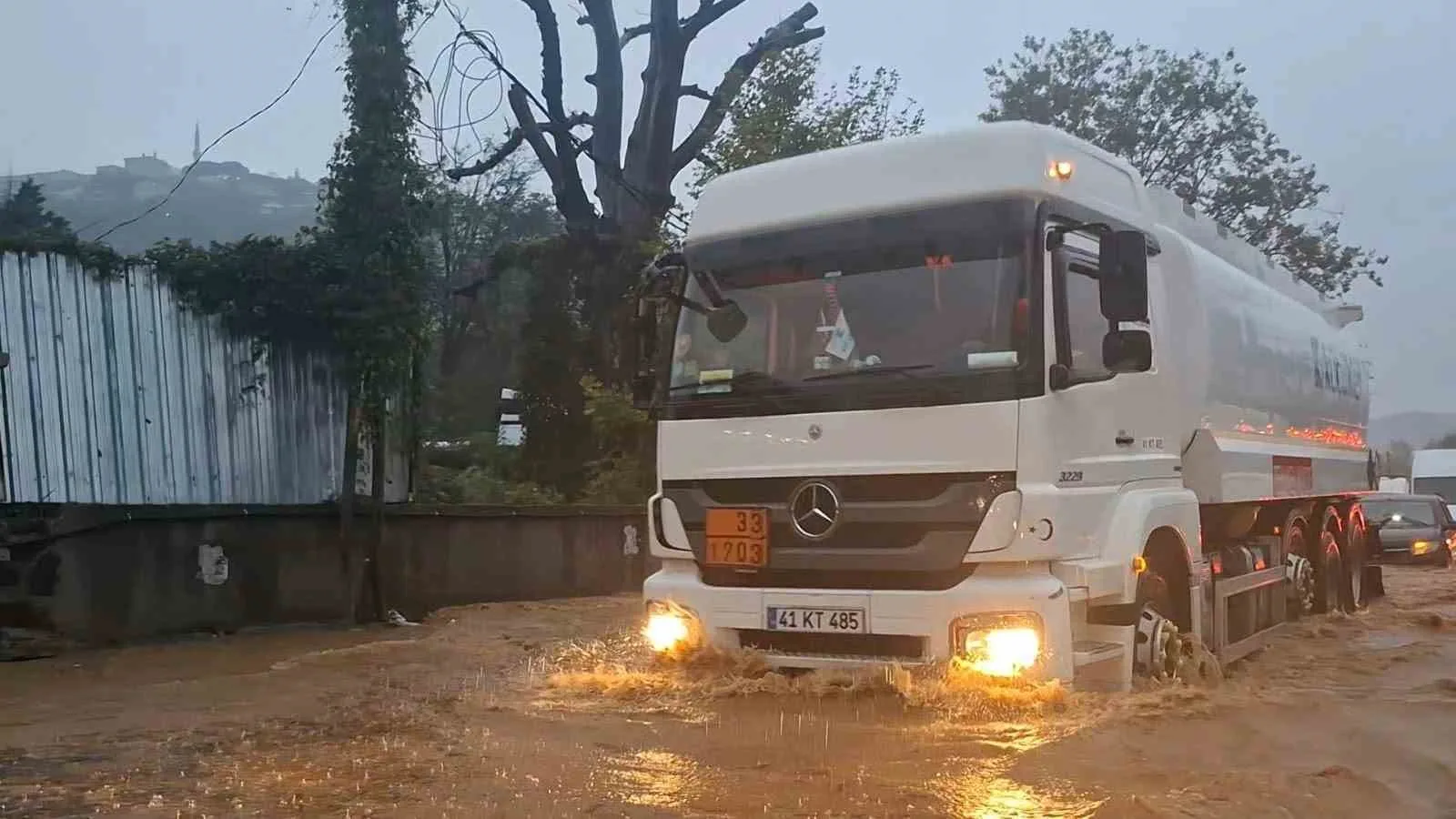Beykoz’da şiddetli yağışta asfalt parçalandı: Çamurlu suya batan araçlar güçlükle ilerledi