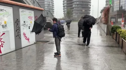 İstanbul’da vatandaşların şiddetli fırtına ve yağmurla imtihanı kamerada