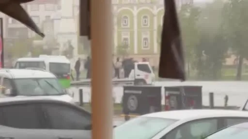Arnavutköy’de dere taştı, dolmuş içinde yolcularla mahsur kaldı