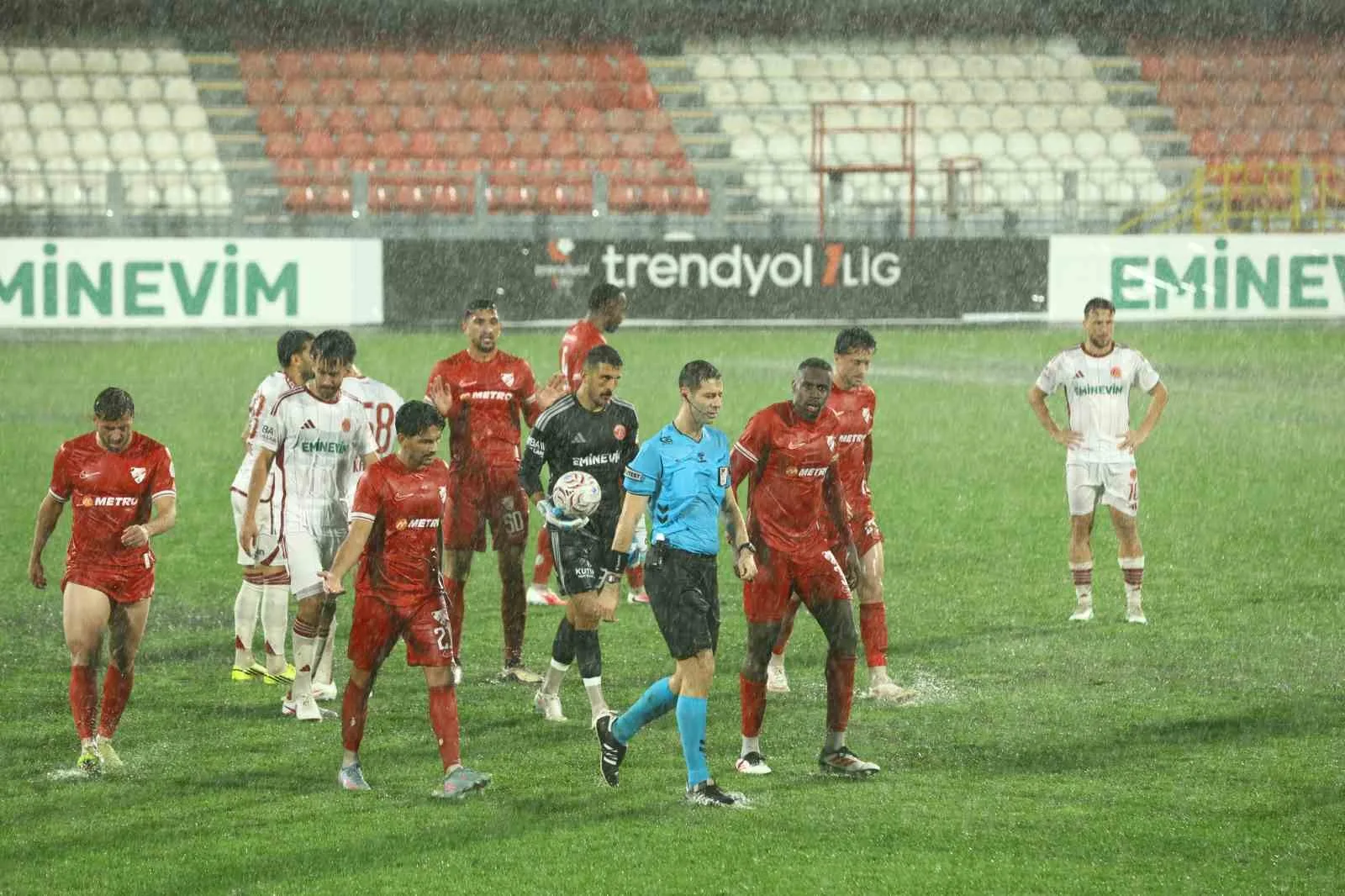 Trendyol Süper Lig’in 10. haftasında oynanan Ümraniyespor - Boluspor müsabakasında yoğun yağmur yağışı ve zeminin ağırlaşması sebebiyle müsabakaya 15 dakika ara verildi.