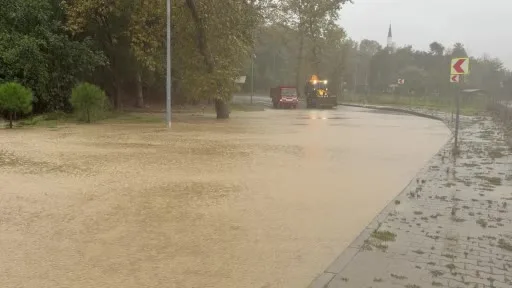 Sultangazi’de yollar göle döndü