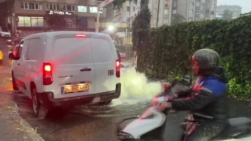 Şişli’de onlarca araç suyun ortasında kaldı