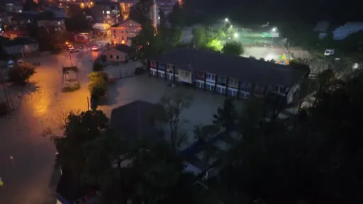Arnavutköy’de dere taştı, okulu su bastı