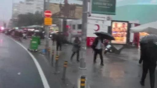 İstanbul’da yağış sonrası toplu taşıma duraklarında uzun kuyruklar oluştu