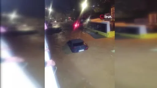 Sarıyer’de selde sürüklenen İETT otobüsünde vatandaşlar mahsur kaldı