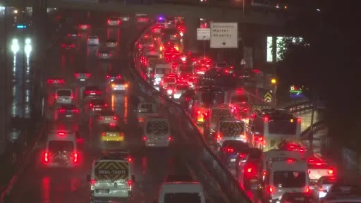 İstanbul’da sağanak yağış trafiği felç etti