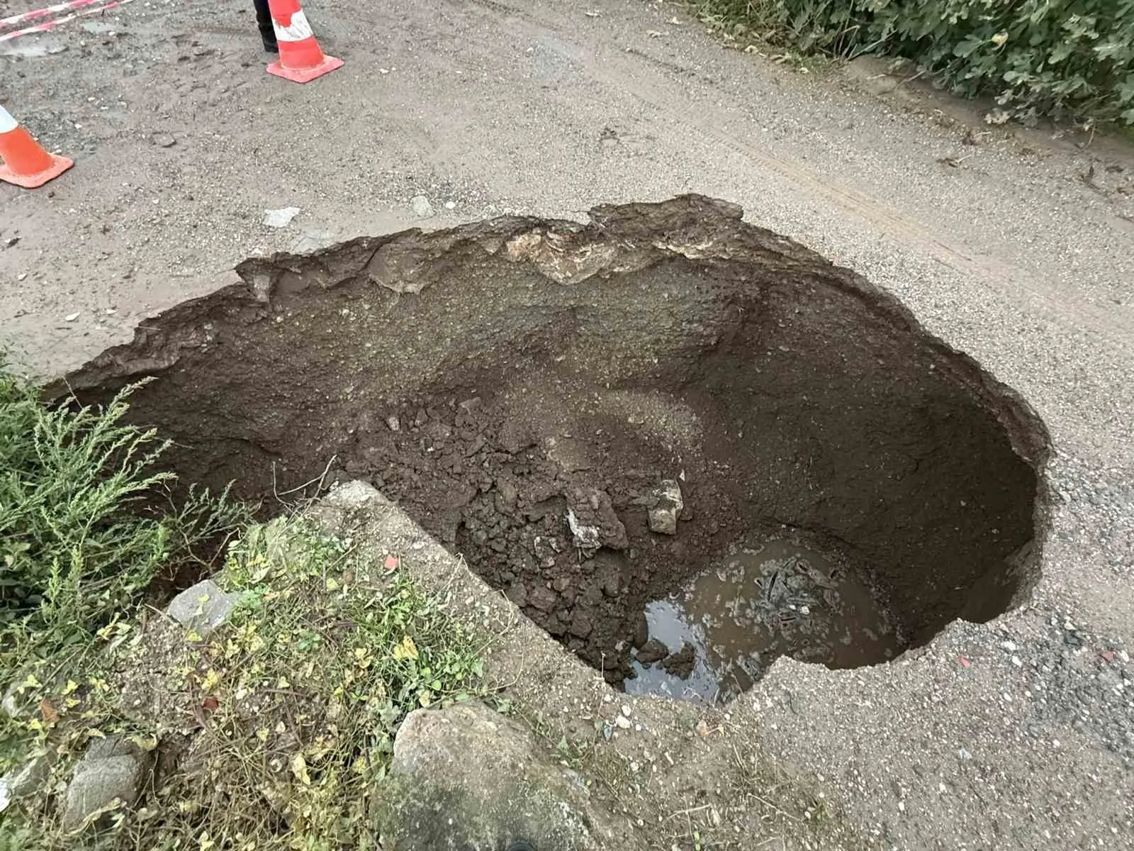 Biga’da sağanak yağışa dayanamayan yol çöktü
