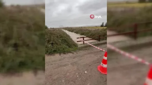 Biga’da sağanak yağışa dayanamayan yol çöktü