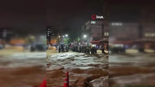 Sarıyer’de dere taştı, mahsur kalanlar halatlarla kurtarıldı