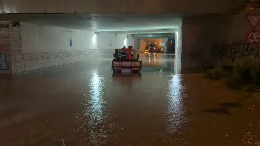 Bakırköy’de alt geçidi su bastı: Takside mahsur kalan sürücü kurtarıldı