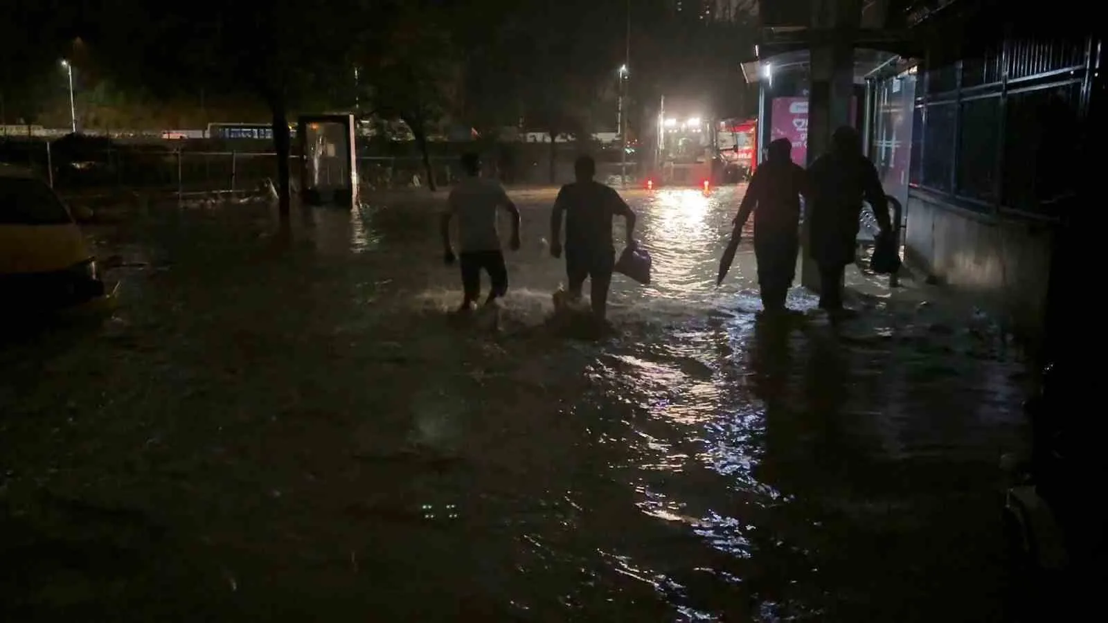 Ayazağa’da su baskınları ve elektrik kesintisi: Mahalleler karanlığa gömüldü
