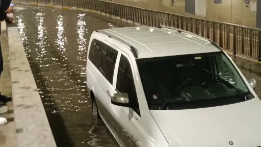 Pendik’te sağanak yağış sonrası minibüs alt geçitte mahsur kaldı