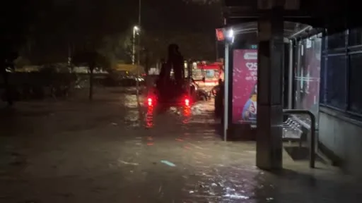 Sarıyer’de sağanakta mahsur kalan vatandaşlar kepçe ile kurtarıldı