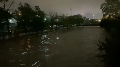 Debisi yükselen Kağıthane Deresi taşma noktasına geldi