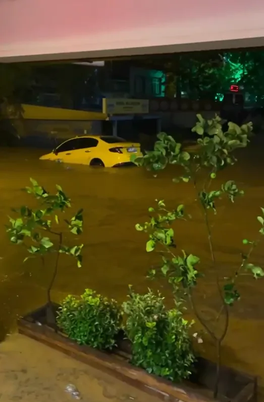 Yalova’da sağanakta dereler taştı, araçlar suda sürüklendi