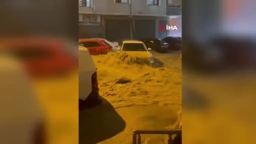 Sakarya’da sağanak: Araçlar suda sürüklenerek çarpıştı