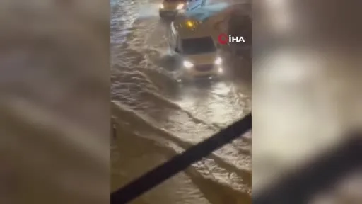 Maltepe’de yollar göle döndü, araçlar güçlükle ilerledi
