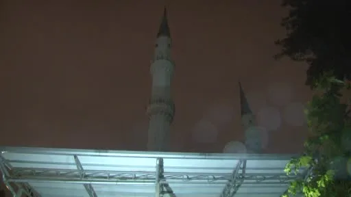 Küçükçekmece’de yağış sonrası minareden kurşun levhalar düştü, sokak trafiğe kapatıldı