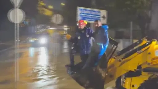 Arnavutköy’de yağış mesaisi: 300 personel ve 80 araç sahada