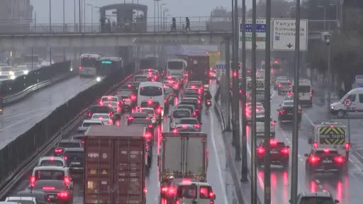 İstanbul’da trafik yoğunluğu oluştu, işe gitmek isteyen vatandaşlar zor anlar yaşadı