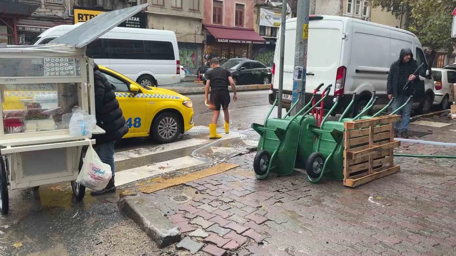Beyoğlu’nda esnafın su baskınlarıyla mücadelesi: Akşam göle dönen yolu açtılar, sabah dükkanlarını temizlediler