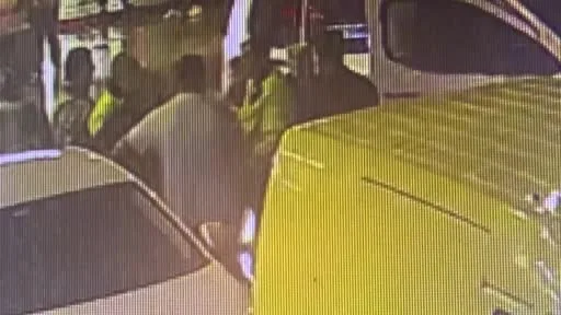 Park halindeki araca çarptı, ihbara gelen polise kafa attı: Alkollü sürücü gözaltına alındı