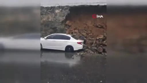 Sultangazi’de yağmurun etkisiyle duvar çöktü