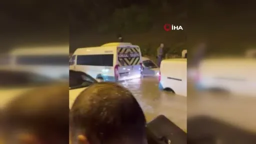 Ümraniye’de sağanak yağış nedeniyle araçlar suda mahsur kaldı