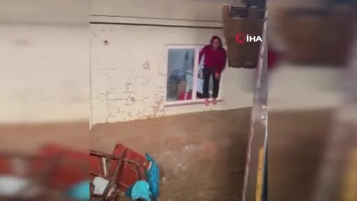 Yalova’da mahsur kalan vatandaş kepçeyle kurtarıldı