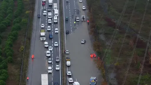 Mahmutbey-Habipler yolunda su baskını: Adeta trafik durdu