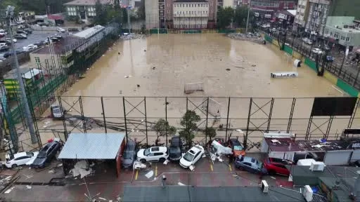 Sarıyer’de sel felaketi: Yollar göle döndü, araçlar üst üste yığıldı