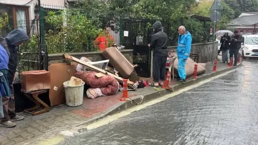 Beykoz’da su baskının bilançosu gün ağarınca ortaya çıktı: Sular altındaki eşyalar tahliye edildi
