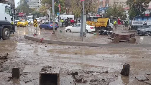 Ayazağa’da yağış hayatı felç etti