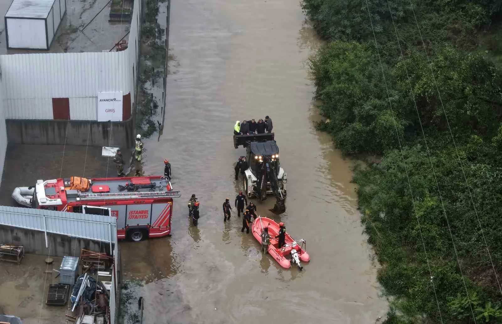 Kağıthane’de selde mahsur kalan vatandaşlar bot ve iş makinesiyle kurtarıldı