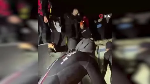 Kemerburgaz’da villanın çatısında mahsur kalan vatandaş jandarma tarafından böyle kurtarıldı