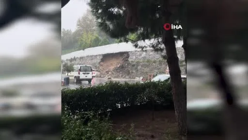 Sultangazi’de istinat duvarı saniyeler içinde çöktü: Otomobil enkaz altında kaldı