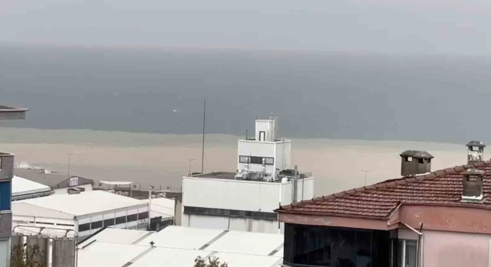 Bursa’da şiddetli fırtına ve sağanak yağış denizle karayı birleştirdi