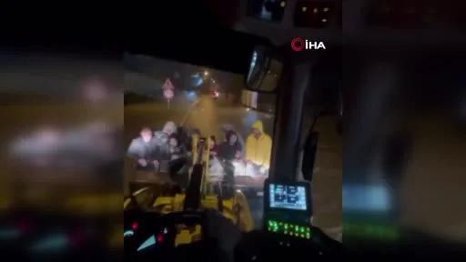 Kemerburgaz’da yollar göle döndü, vatandaşlar iş makinasıyla kurtarıldı