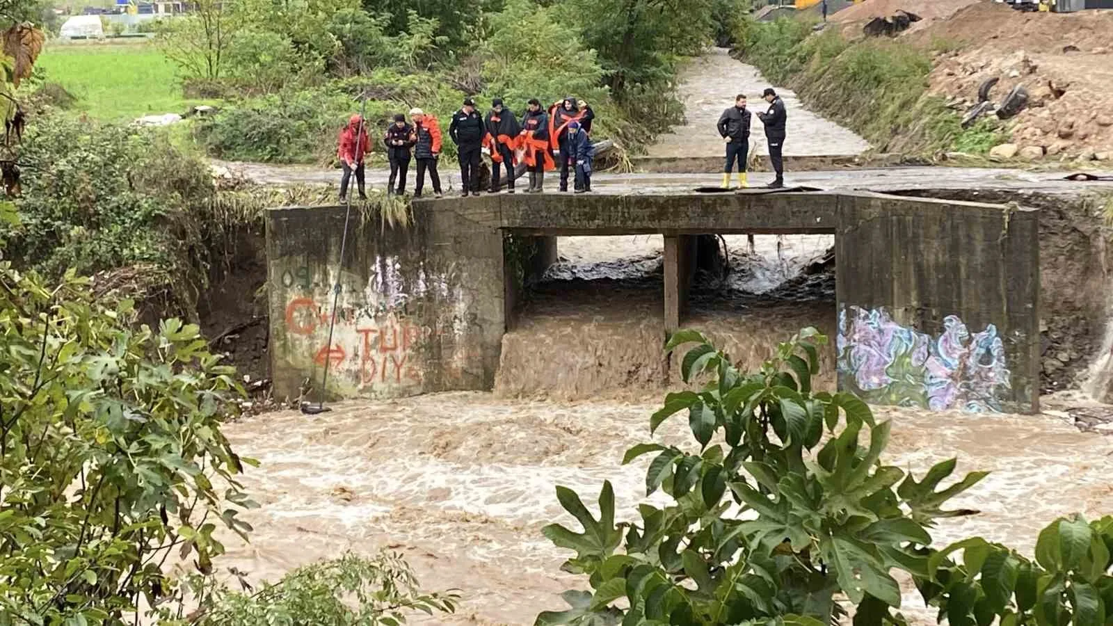 Kocaeli’de dereye düşen araç ve kayıp olduğu değerlendirilen kişi aranıyor
