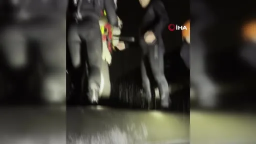 Kemerburgaz’da çatıda can pazarı: Mahsur kalanları jandarma kurtardı