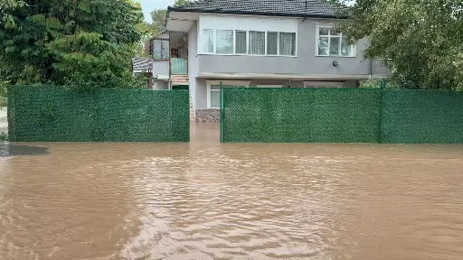 Kocaeli’de sağanak yağış hayatı felç etti: Ev, depo ve seraları su bastı