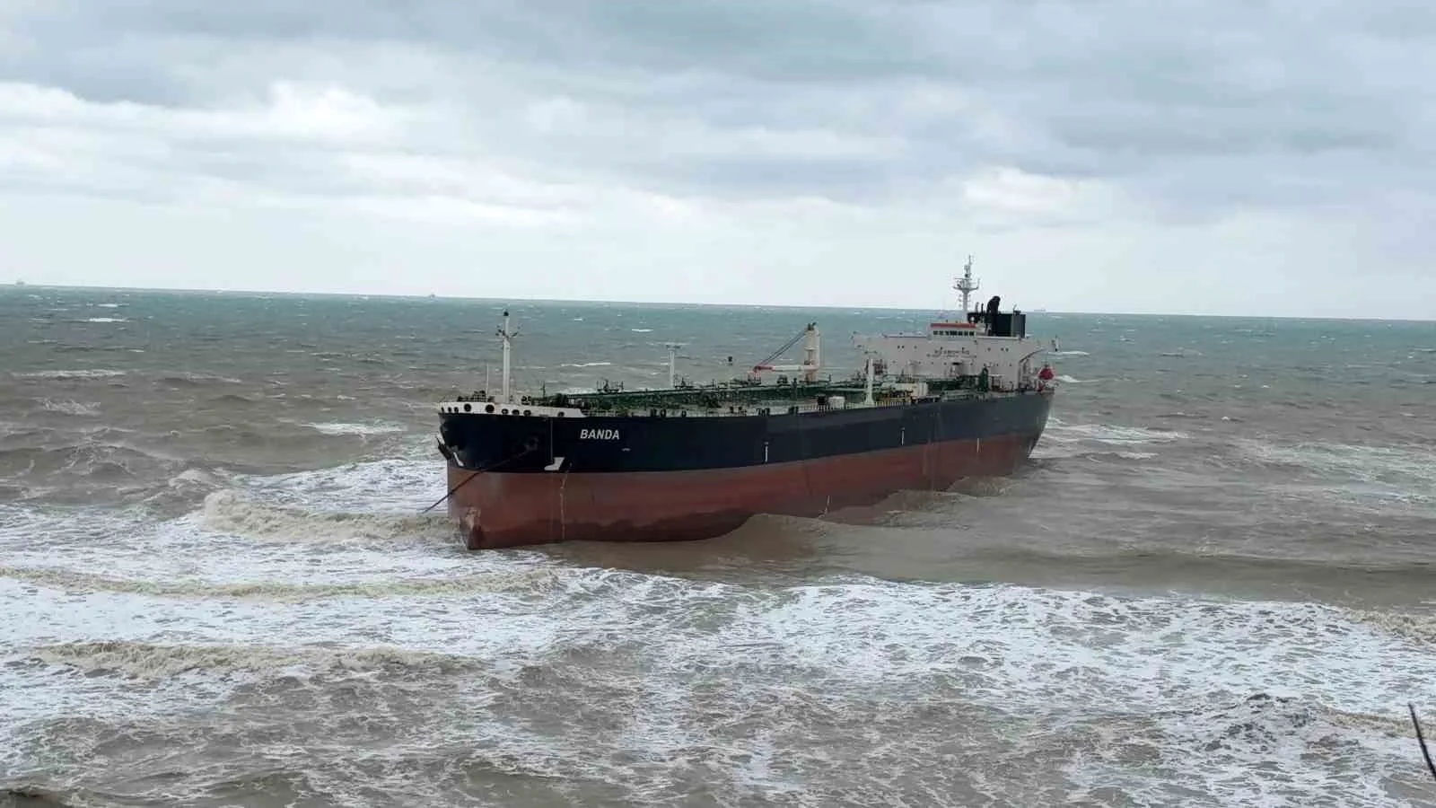 İstanbul’da BANDA isimli petrol tankeri kıyıya vurdu: Nene Hatun kurtarma gemisi bölgede