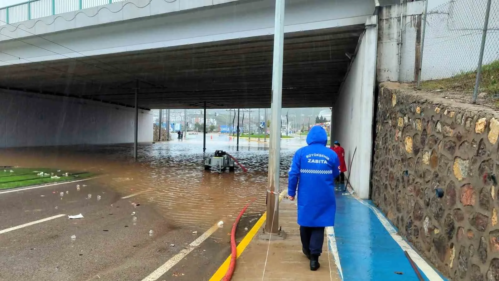 Kocaeli Büyükşehir, sağanakla mücadele için 897 personel ve 512 araçla sahada